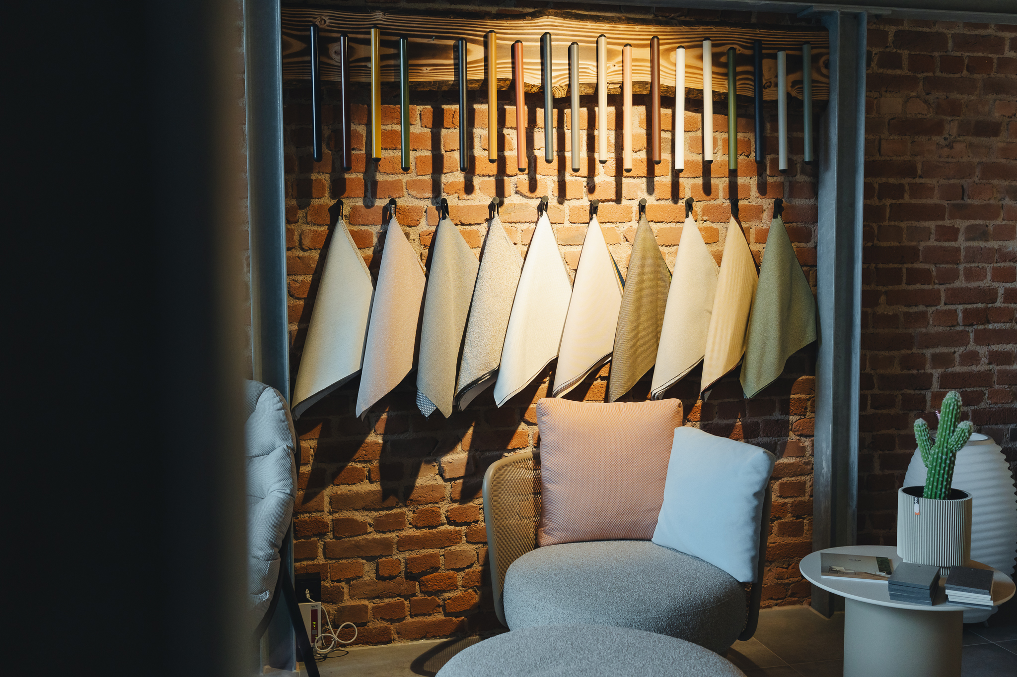 Stoffmuster-Wandinstallation mit Sessel