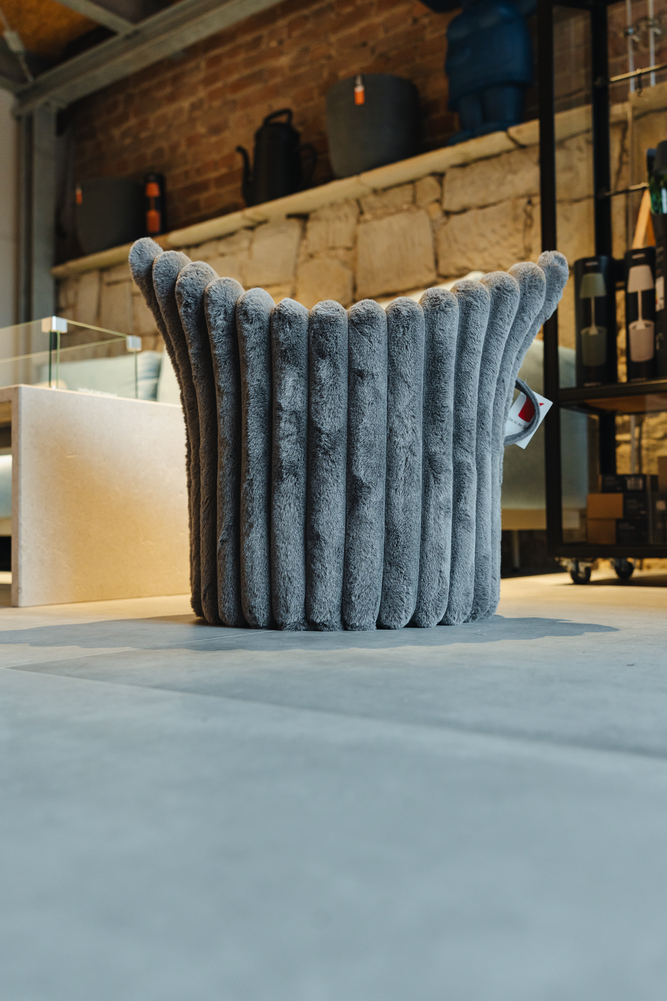 Flausch-Sessel im Showroom